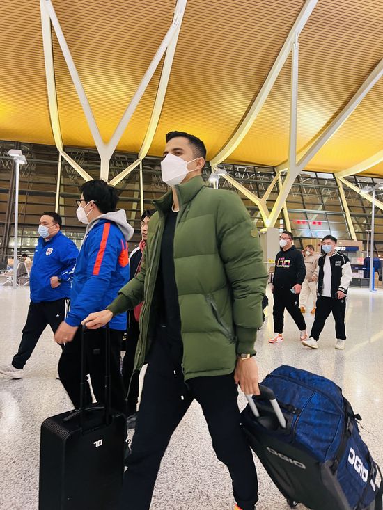 曼城只准备就超过3000万欧元的报价进行商谈，这对于经济困难的巴萨来说很难办，他们和球员都需要选择对策。